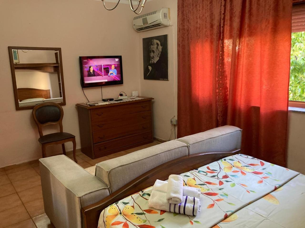 Neo * Tirana